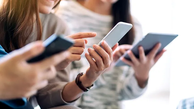 Adicția de ecrane atinge cote alarmante. Cât timp petrec tinerii online în fiecare săptămână