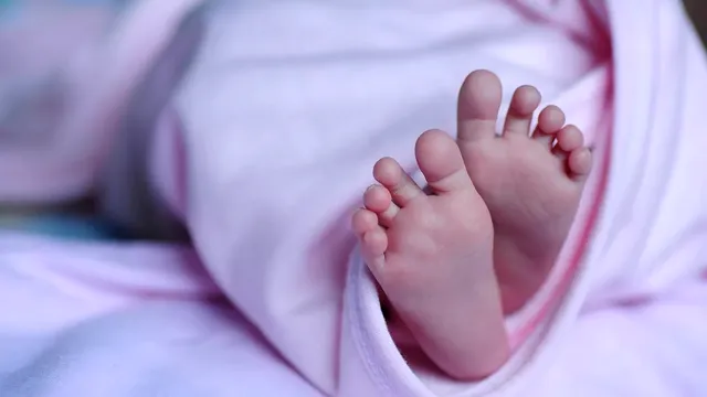 Anchetă în cazul bebelușului „răpit” din Bacău. Mama, bănuită că și-a vândut copilul pentru 5.000 lei