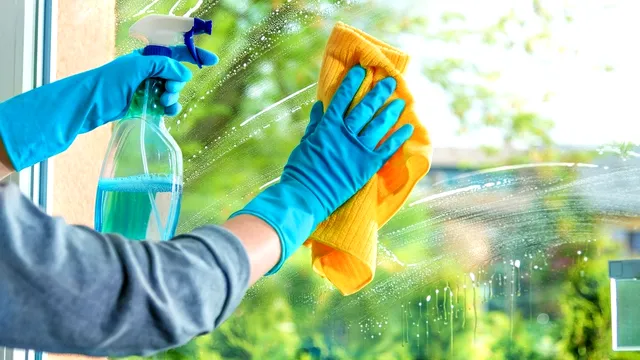 Cea mai ieftină soluție de geamuri se găsește în magazine, la recipient de 5 litri. Cum economisești la curățenia de Paște