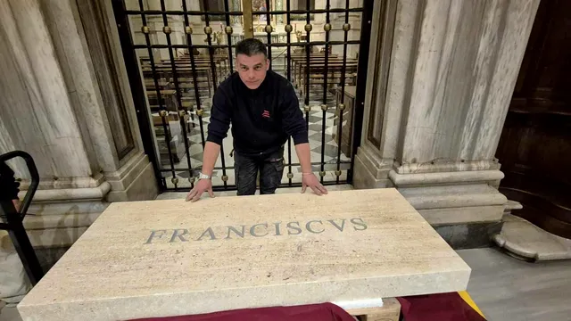 Român implicat în lucrările la mormântul Papei Francisc: „Am muncit zi și noapte fără oprire”