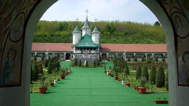 Controverse pe internet după un ritual de tundere în Vaslui. Ce s-a întâmplat la Mănăstirea Moreni