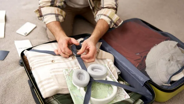 Cum să îți faci bagajul mai ușor? Sfaturi pentru a economisi spațiu și bani