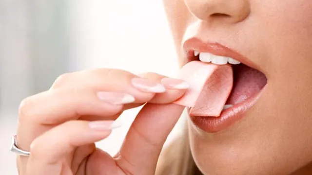 Guma de mestecat poate elibera microplastice în salivă, arată un studiu pilot