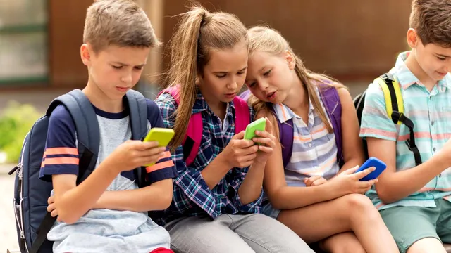 Interzicerea telefoanelor nu protejează copiii, spun experții. Află ce soluții reale există pentru o relație sănătoasă cu tehnologia