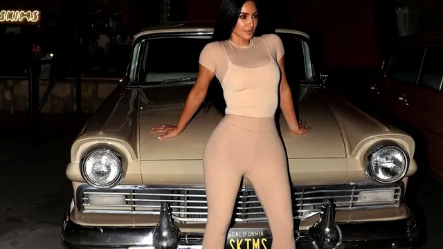 Kim Kardashian îmbină rolul de mamă cu succesul în afaceri, la evenimentul SKIMS Drive-In