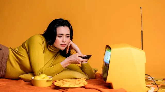 Măncatul în fața televizorului: Un obicei periculos pentru sănătate