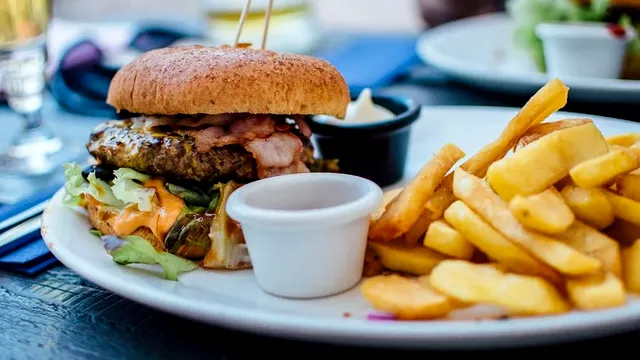 Reguli simple care te pot ajuta să eviți mâncatul în exces, potrivit unui cercetător în nutriție