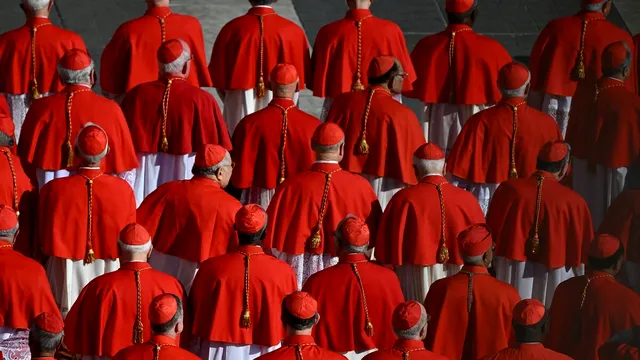 Se alege un nou Suveran Pontif. Conclavul cardinalilor are loc în Capela Sixtină