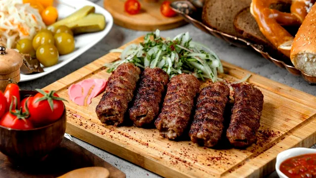 Unde mâncăm mici de 1 mai în București? Locațiile preferate și prețurile porțiilor