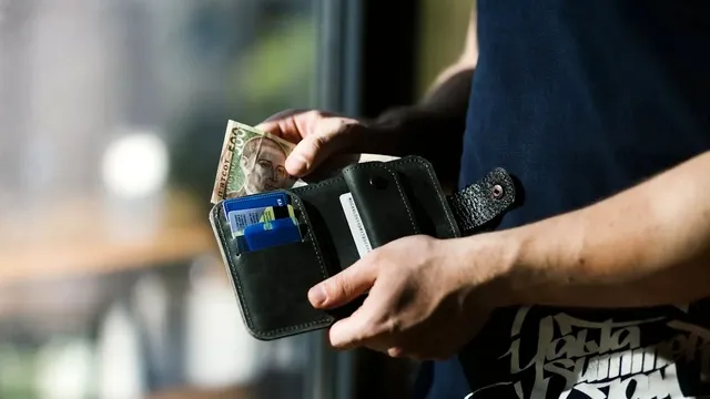 6 obiecte pe care ar trebui să le scoți din portofel chiar azi. Ce riști dacă le ții la tine