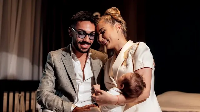 Botez cu emoții și bucurie: fiul lui Armin Nicoară și al Claudiei Puican a devenit creștin. Cine sunt nașii copilului