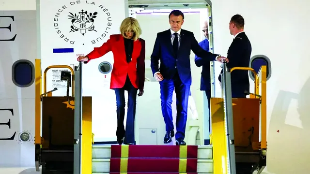 Ce i-ar fi spus Brigitte Macron președintelui Franței în public. Un expert în citirea pe buze face lumină