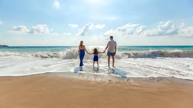 Idei de vacanță pentru familii în 2025. Unde mergem cu copiii și cât ne costă distracția