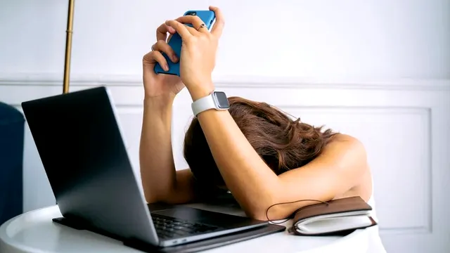 Munca intensă pe termen lung duce la burnout, avertizează experții. Cum ne putem proteja de epuizarea profesională?