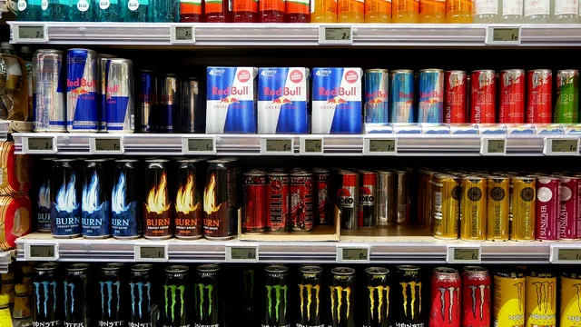 Pericol ascuns în băuturile populare. Ingredientul toxic vândut ca fiind benefic pentru sănătate