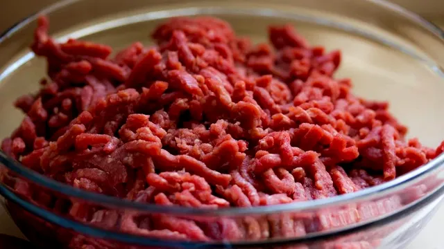 Secretul unei cărni fragede și gustoase. Ce pun gospodinele în carnea tocată?