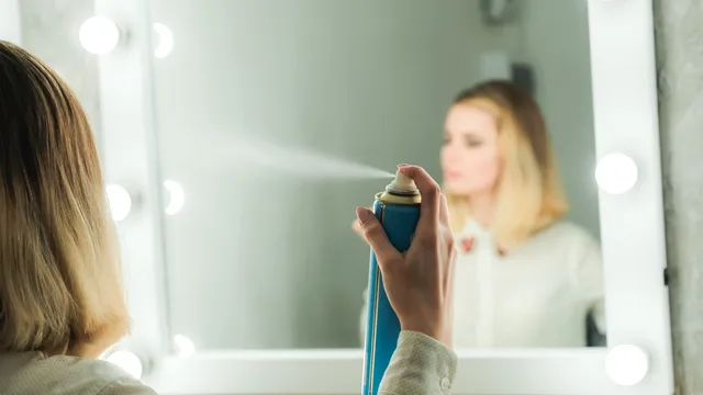 Fixativul de păr, soluția rapidă pentru pete și alte utilizări geniale în gospodărie