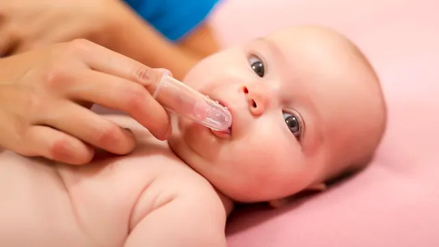 Când și cum ar trebui curățată limba bebelușului? Sfaturile unui medic pediatru