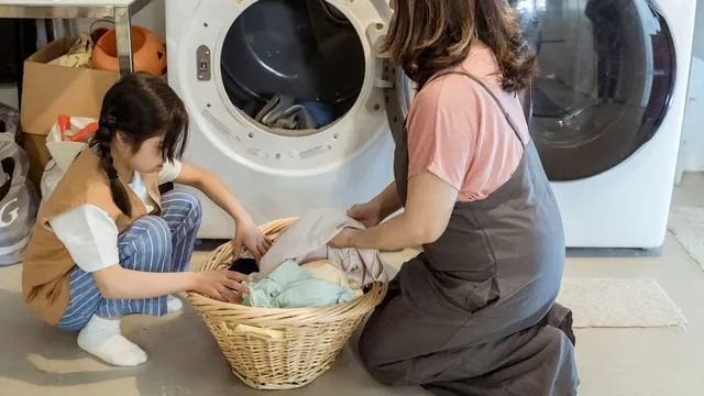 Cum să scoți cearșafuri perfect uscate și fără cute din uscător