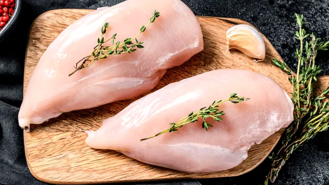 De ce nu ar trebui să speli carnea de pui înainte de gătit? Ce spun specialiștii