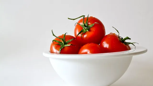 Faci mai multe greșeli decât crezi atunci când speli roșiile. Iată cea mai eficientă metodă de purificare a pesticidelor de pe roșiile tale