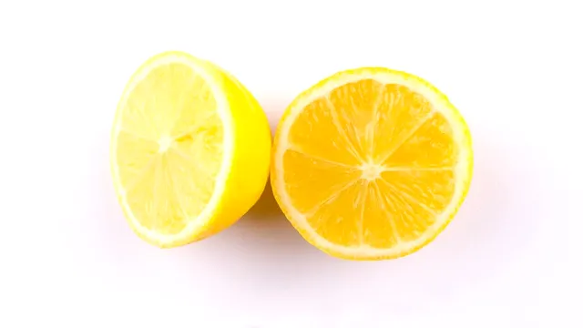O jumătate de lămâie face minuni în frigider. Gospodinele care știu trucul nu mai folosesc alte soluții