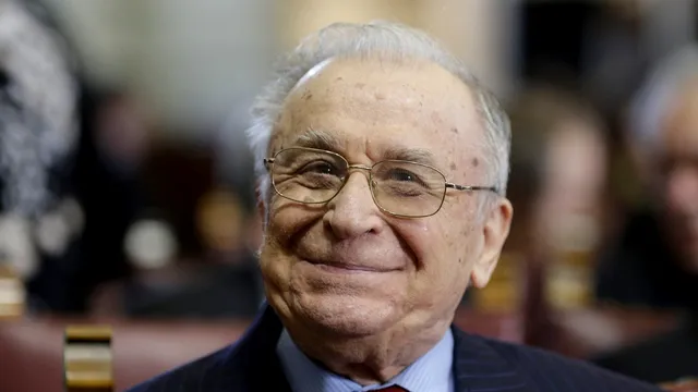 Starea lui Ion Iliescu se agravează. Medicii îi asigură suport respirator