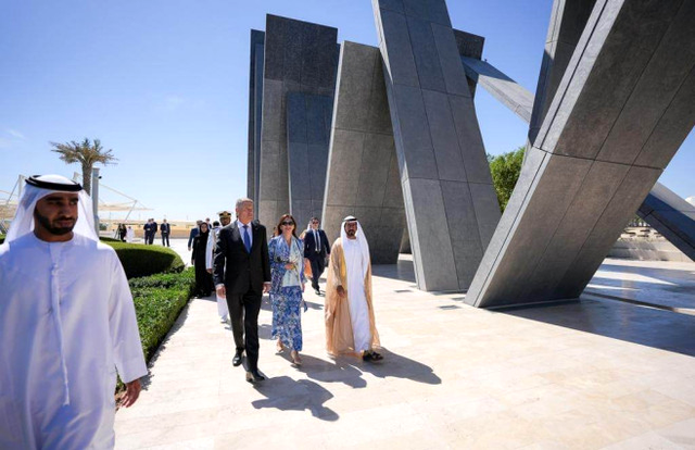 Cum a mers îmbrăcată Carmen Iohannis la Marea Moschee din Abu Dhabi