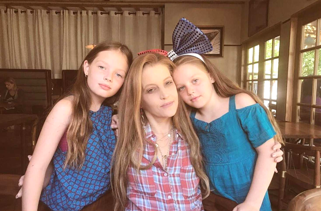 La cine ar putea ajunge fetele de 14 ani ale Lisei Marie Presley