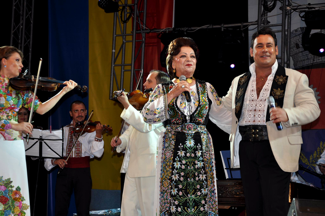 Maria Ciobanu și fiul său, Ionuț, pe scenă