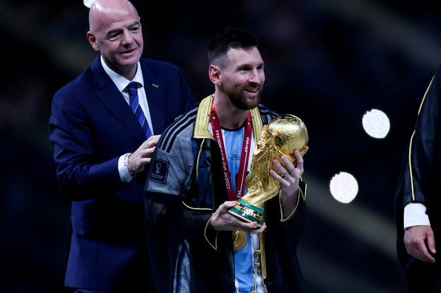 Ce semnificație are mantia cu care Messi a fost îmbrăcat de emirul Qatarului
