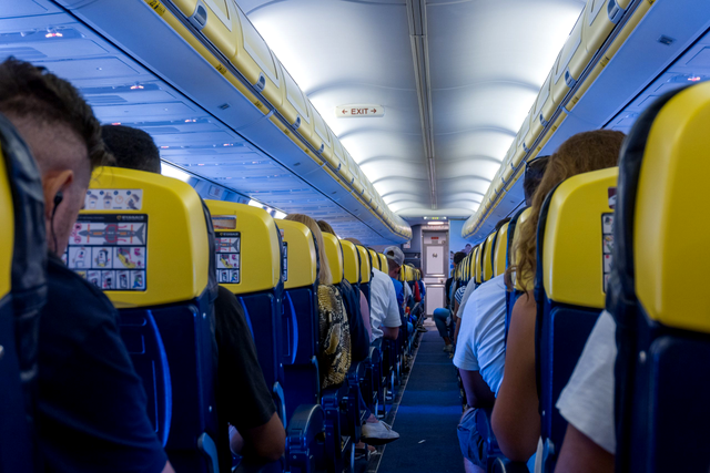 Butonul de la scaunele de avion care îți oferă mai mult spațiu