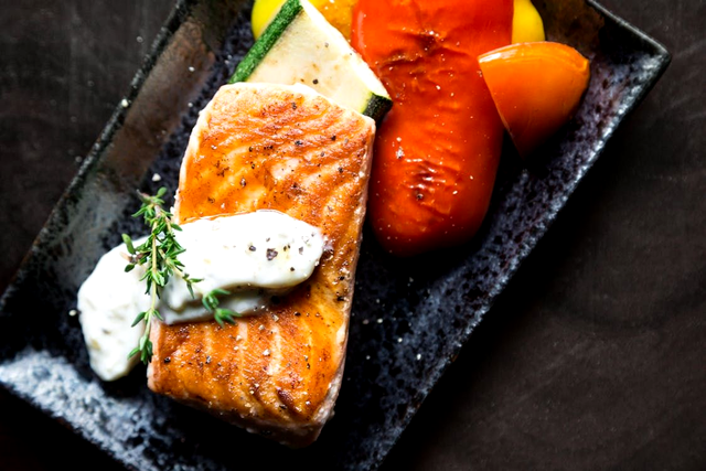 Peștii grași oferă Omega-3 și proteine, susținând creierul și energia organismului