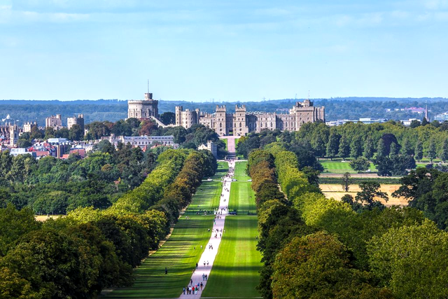 Regina Elisabeta locuiește în Castelul Windsor, unde are o priveliște superbă