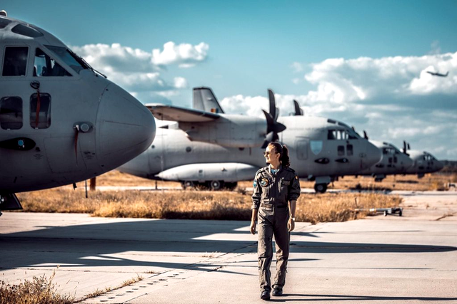 Diana Apostol rămâne la fel de feminină și în uniforma militară