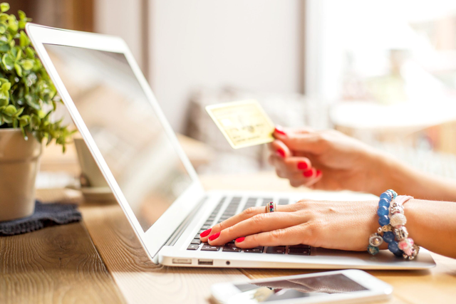 Trucuri care te ajută să cumperi haine online