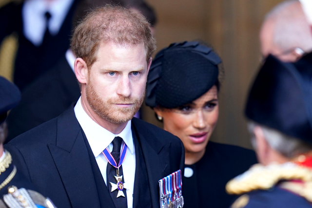 Motivul pentru care regele Charles i-ar putea lasa pe Harry si Meghan fara titluri regale. 