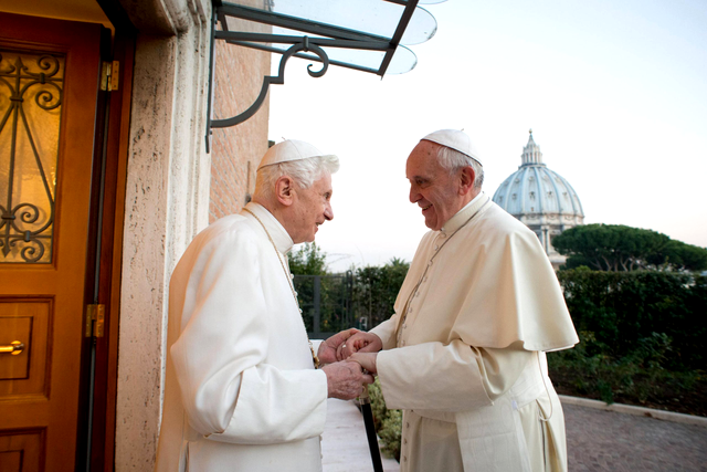 Moment istoric la Vatican. Primul papă care îngroapă un alt papă