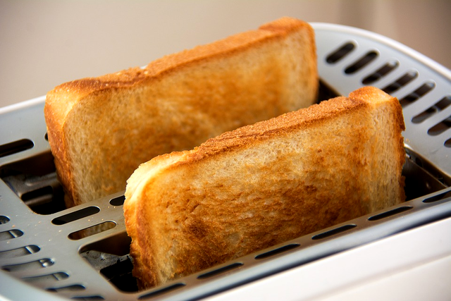 Cum se curăță un toaster