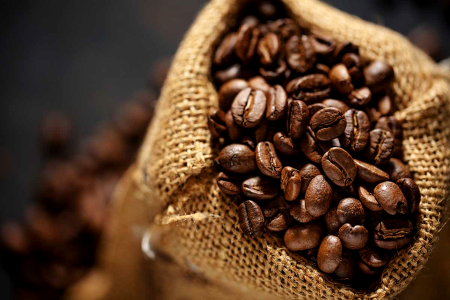 Pur și simplu genial! De ce să pui boabe de cafea în mașină