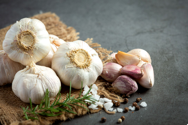 Cum poti sa scapi de mirosul de usturoi. Alimentul surpriza care te ajuta in proportie de 99, conform specialistilor