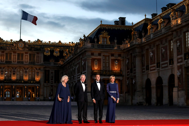 Cum s-au imbracat Regele Charles al III-lea si regina consoarta Camila pentru dineul cu Emmanuel si Brigitte Macron 2