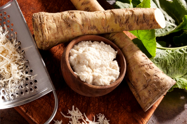 Hrean ras la borcan pentru iarna, un deliciu pe care nu-l poti refuza