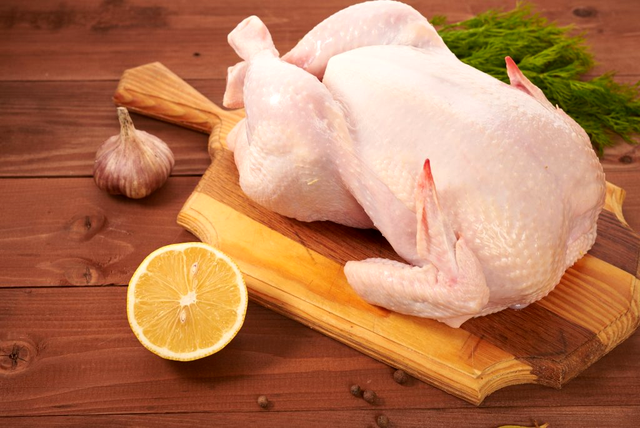 Cum se fierbe corect carnea de pui pentru supă