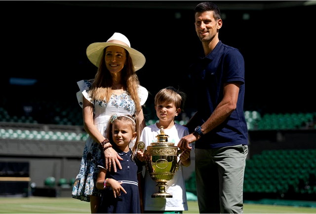 Novak Djokovic împreună cu familia, după câștigarea trofeului de la Wimbledon