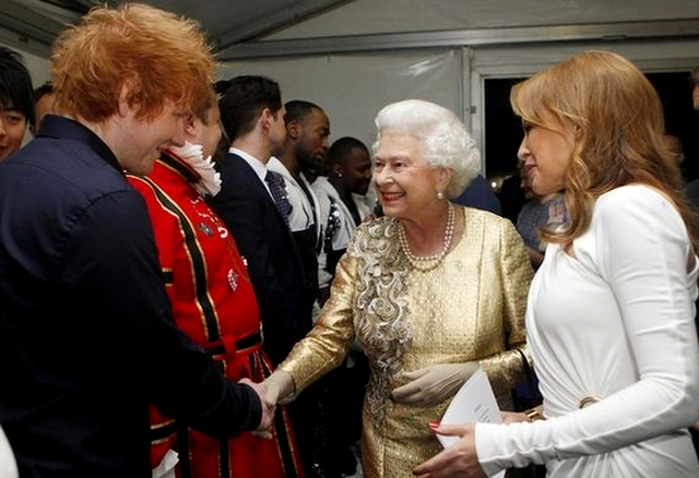 De ce apare Regina Elizabeth zambind in celebra fotografie cu Ed Sheeran. Artistul a dezvaluit in sfarsit motivul