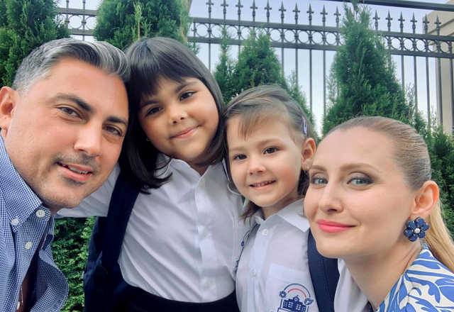Alina Sorescu și Alexandru Ciucu, alături de cele două fetițe ale lor