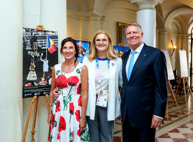 Ținuta de mii de euro pe care Carmen Iohannis a purtat-o la Jocurile Olimpice de la Paris. Poșeta de designer a atras toate privirile