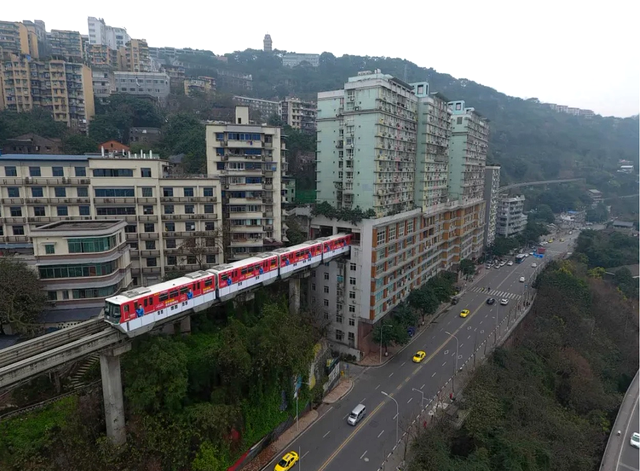 Locul din lume unde metroul trece printr-o cladire de apartament.