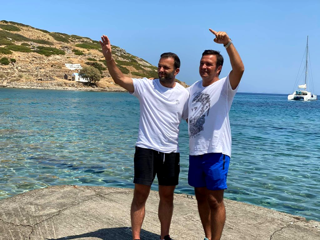 L-a convins și pe Mihai Morar să-l însoțească în satele elene